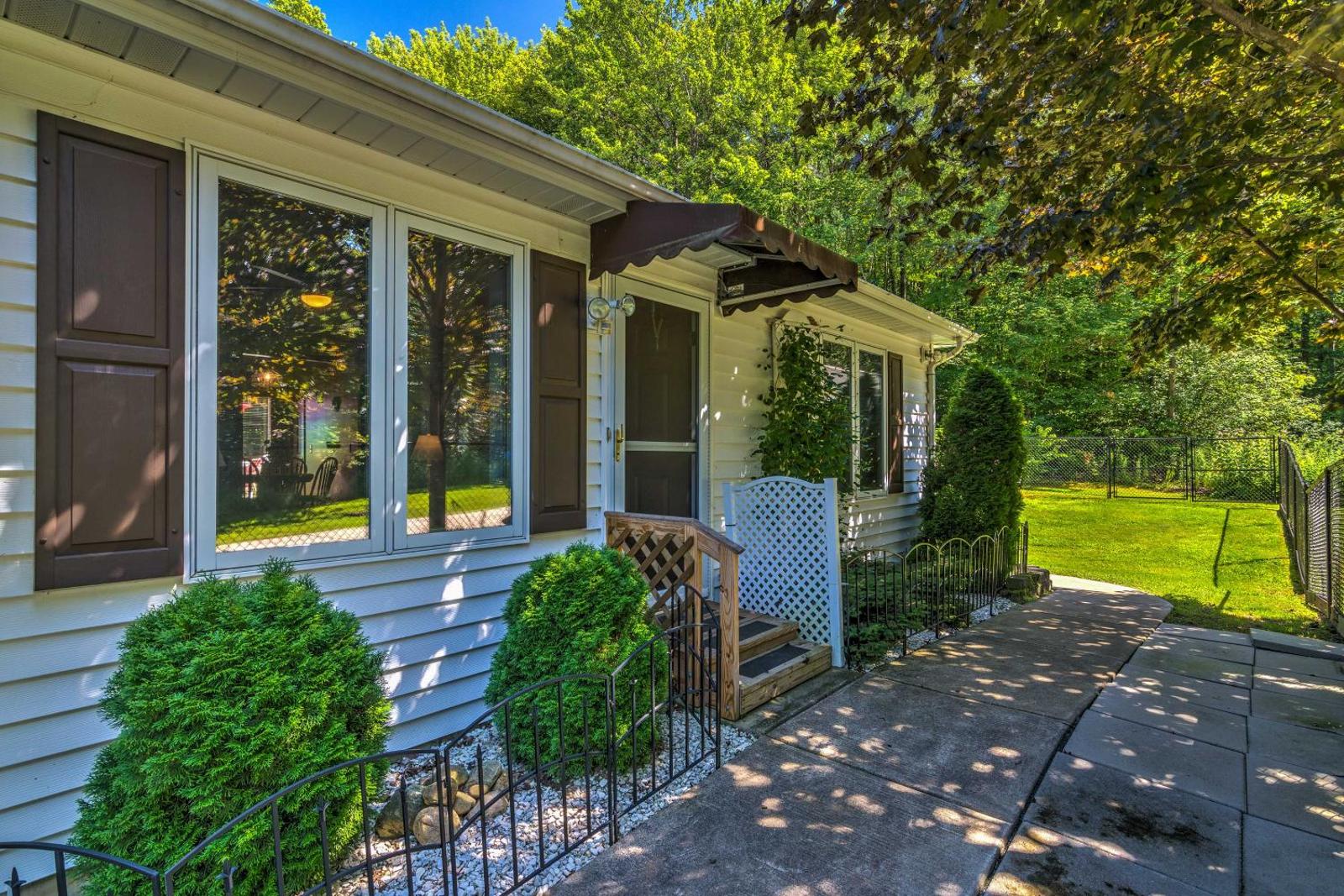 Serene Orchard Park Apartment w/Large Yard & Patio