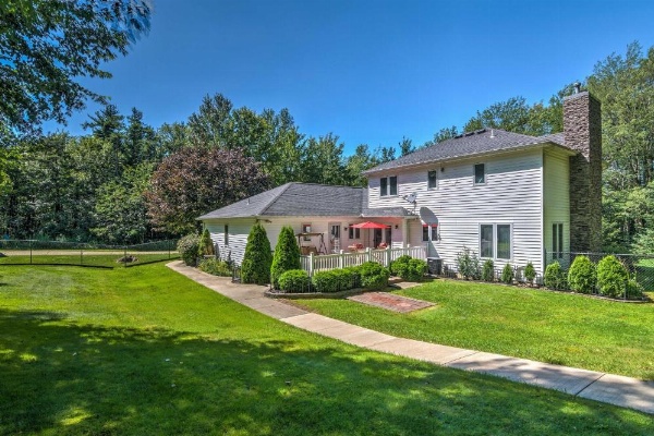 Serene Orchard Park Apartment w/Large Yard & Patio image 11