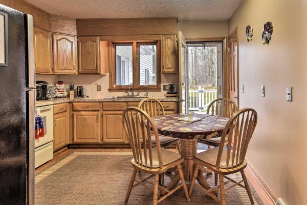 Serene Orchard Park Apartment w/Large Yard & Patio image 17
