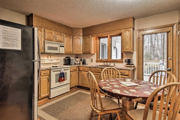 Serene Orchard Park Apartment w/Large Yard & Patio image 18