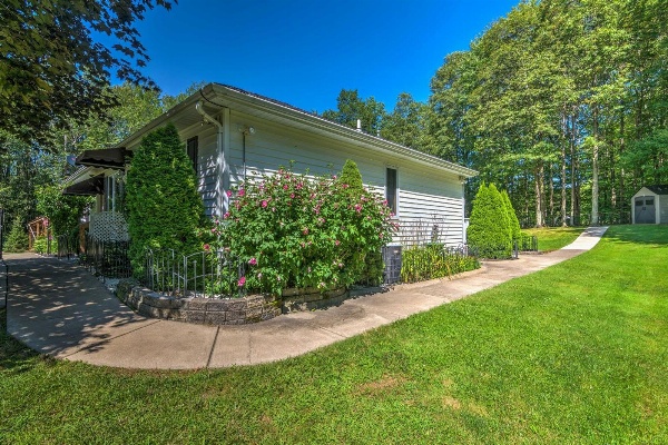 Serene Orchard Park Apartment w/Large Yard & Patio image 4