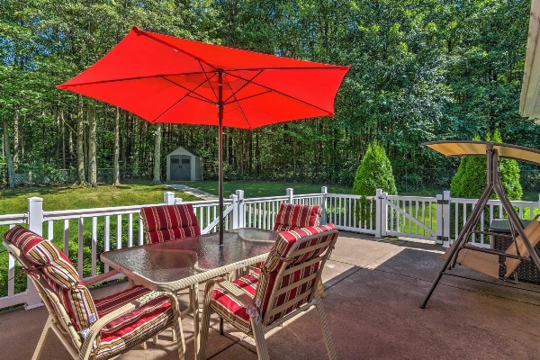 Serene Orchard Park Apartment w/Large Yard & Patio image 6