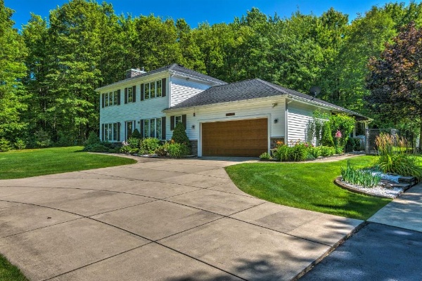 Serene Orchard Park Apartment w/Large Yard & Patio image 9